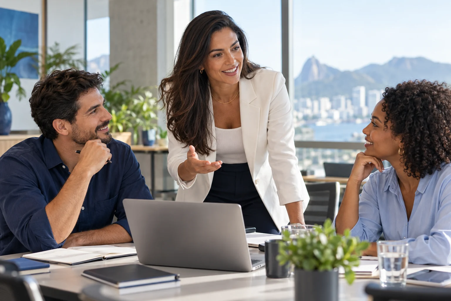 Consultora e equipe do cliente planejando a operação